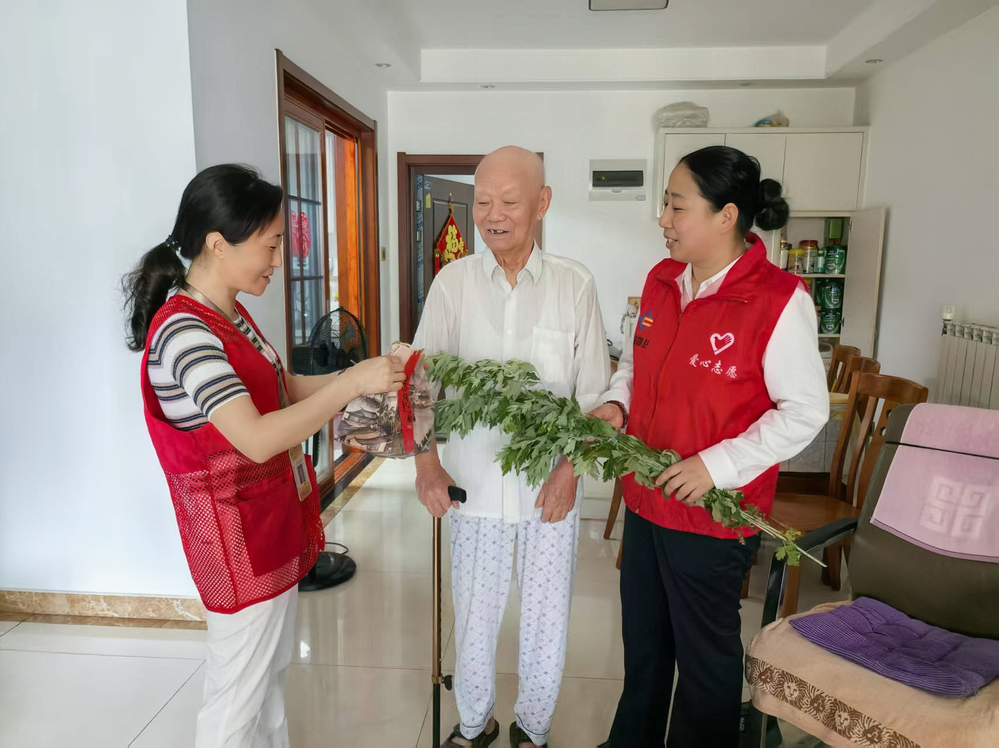 “琥珀助老团”牵起红桃国际与社区老人的纽带